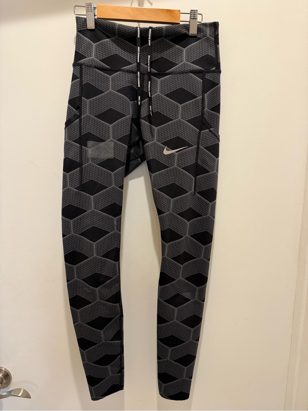 Nike women Black & Gray Geo Print Leggings